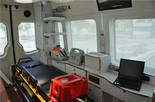 伊宁县救护车内部